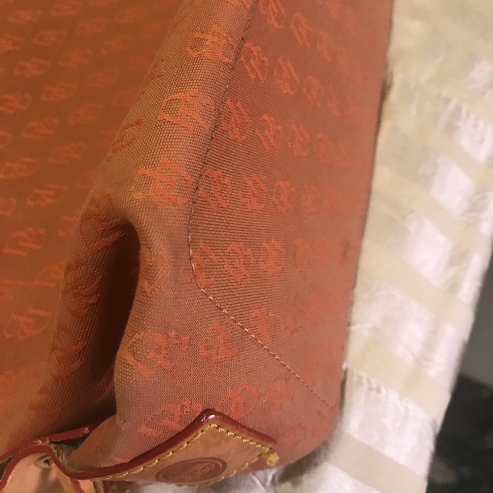 🎉 SALE! Dooney & Bourke Signature Print Large Peach Snap Tote - Picture 8 of 11
